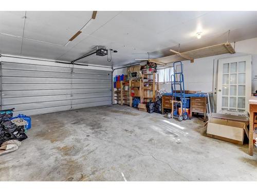 716 Sierra Crescent Sw, Calgary, AB - Indoor Photo Showing Garage