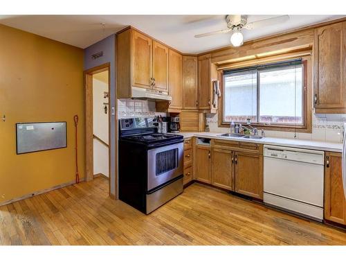 716 Sierra Crescent Sw, Calgary, AB - Indoor Photo Showing Kitchen With Double Sink