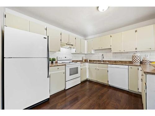 78 Falconer Terrace Ne, Calgary, AB - Indoor Photo Showing Kitchen