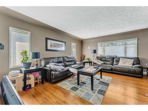 1445 28 Street Sw, Calgary, AB - Indoor Photo Showing Living Room