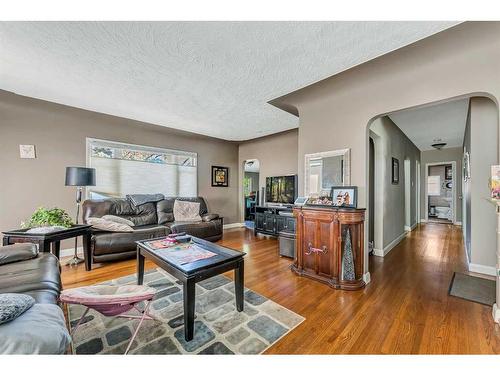 1445 28 Street Sw, Calgary, AB - Indoor Photo Showing Living Room