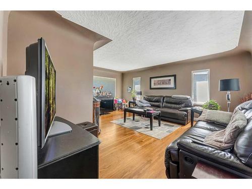 1445 28 Street Sw, Calgary, AB - Indoor Photo Showing Living Room