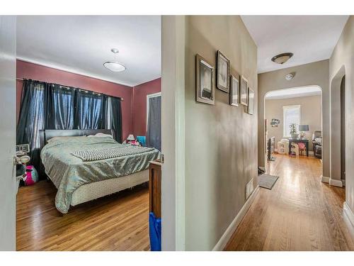 1445 28 Street Sw, Calgary, AB - Indoor Photo Showing Bedroom