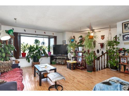 11028 Braton Place Sw, Calgary, AB - Indoor Photo Showing Living Room