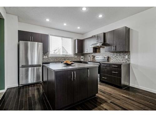 55 Sunset Link, Cochrane, AB - Indoor Photo Showing Kitchen With Stainless Steel Kitchen With Upgraded Kitchen