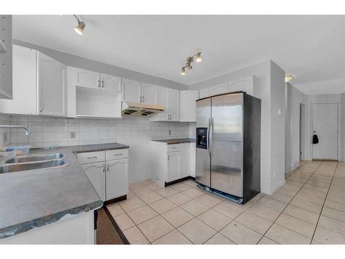 35 Del Monica Place Ne, Calgary, AB - Indoor Photo Showing Kitchen With Double Sink