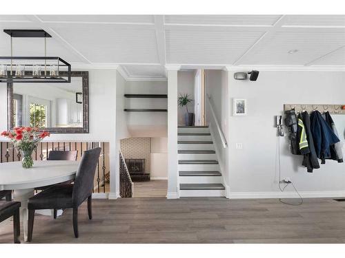 6203 Pineridge Road Ne, Calgary, AB - Indoor Photo Showing Dining Room