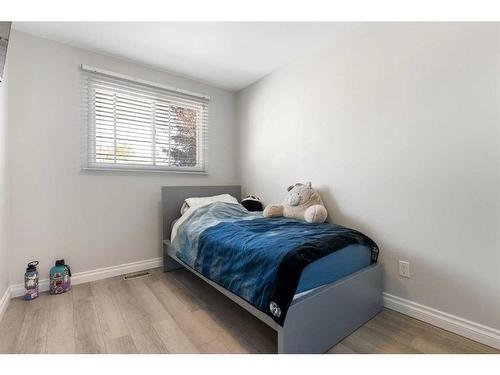 6203 Pineridge Road Ne, Calgary, AB - Indoor Photo Showing Bedroom