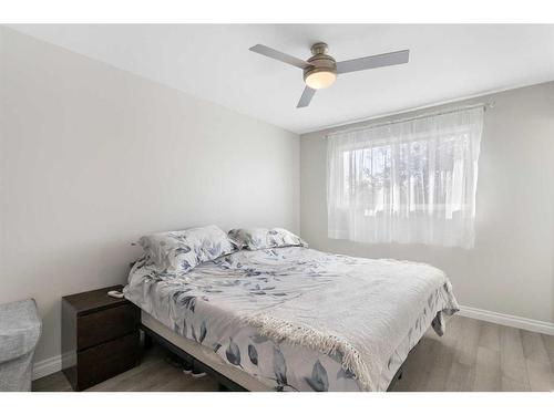 6203 Pineridge Road Ne, Calgary, AB - Indoor Photo Showing Bedroom