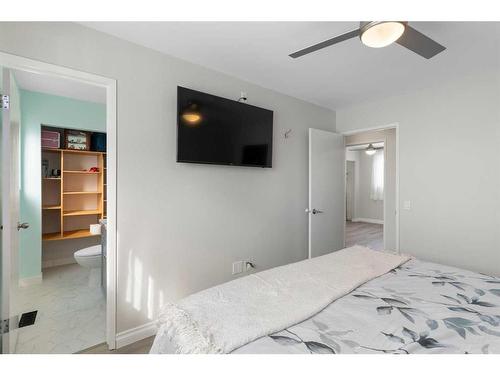 6203 Pineridge Road Ne, Calgary, AB - Indoor Photo Showing Bedroom