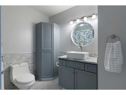 6203 Pineridge Road Ne, Calgary, AB - Indoor Photo Showing Bathroom