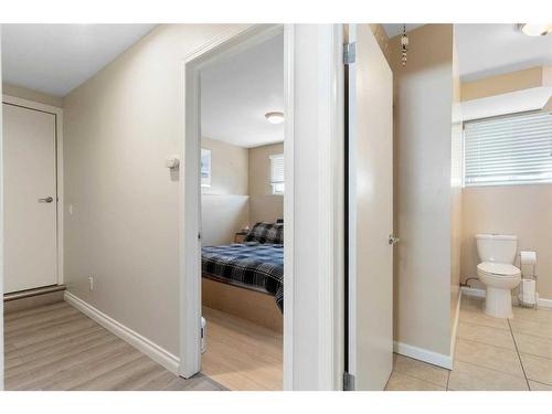 6203 Pineridge Road Ne, Calgary, AB - Indoor Photo Showing Bathroom