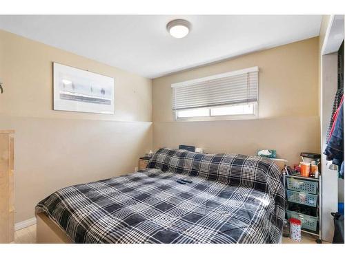 6203 Pineridge Road Ne, Calgary, AB - Indoor Photo Showing Bedroom