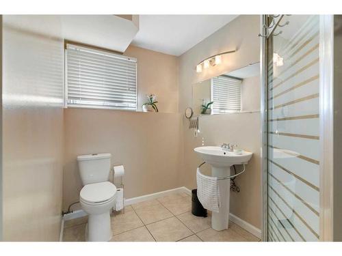 6203 Pineridge Road Ne, Calgary, AB - Indoor Photo Showing Bathroom