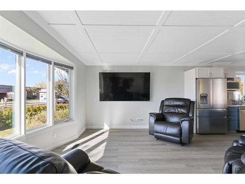 6203 Pineridge Road Ne, Calgary, AB - Indoor Photo Showing Living Room