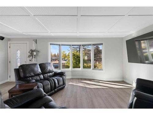 6203 Pineridge Road Ne, Calgary, AB - Indoor Photo Showing Living Room