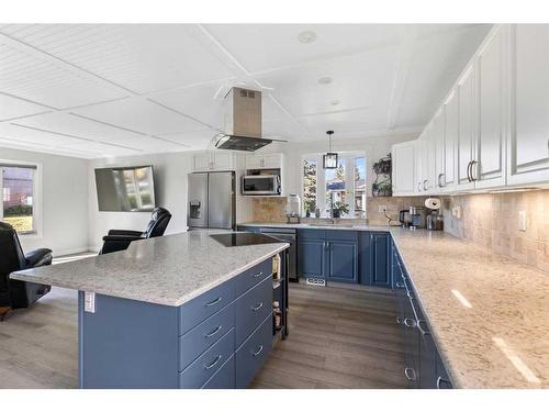 6203 Pineridge Road Ne, Calgary, AB - Indoor Photo Showing Kitchen With Double Sink