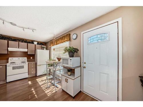 25-75 Erin Croft Crescent Se, Calgary, AB - Indoor Photo Showing Kitchen