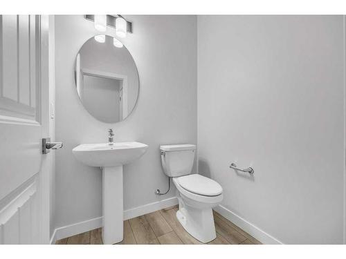 316 Hotchkiss Drive Se, Calgary, AB - Indoor Photo Showing Bathroom