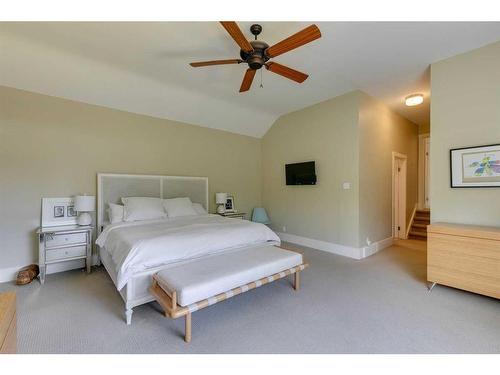 1331 15 Street Nw, Calgary, AB - Indoor Photo Showing Bedroom