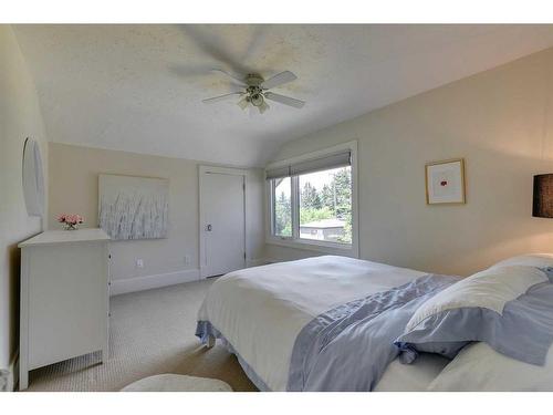 1331 15 Street Nw, Calgary, AB - Indoor Photo Showing Bedroom