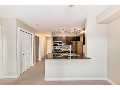 8410-403 Mackenzie Way Sw, Airdrie, AB - Indoor Photo Showing Kitchen