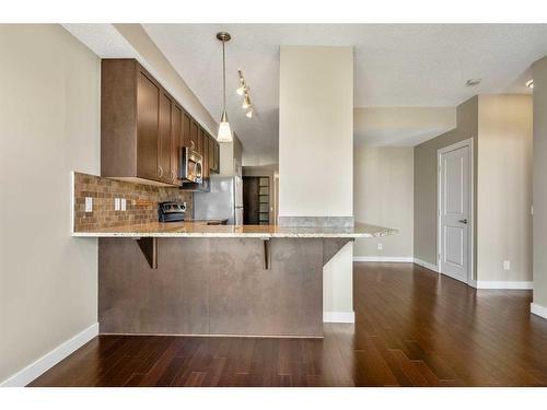 406-108 25 Avenue Sw, Calgary, AB - Indoor Photo Showing Kitchen With Upgraded Kitchen