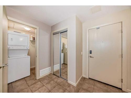 204-1410 1 Street Se, Calgary, AB - Indoor Photo Showing Laundry Room