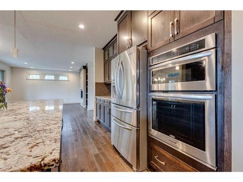 509 Hawk'S Nest Lane, Priddis Greens, AB - Indoor Photo Showing Kitchen