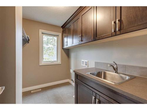 509 Hawk'S Nest Lane, Priddis Greens, AB - Indoor Photo Showing Kitchen