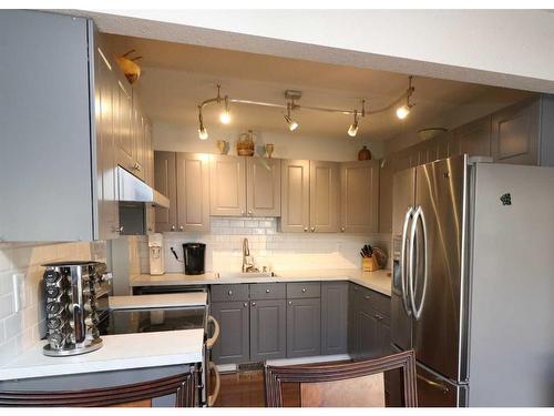 42-567 Edmonton Trail Ne, Airdrie, AB - Indoor Photo Showing Kitchen