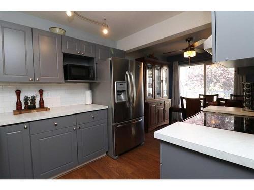 42-567 Edmonton Trail Ne, Airdrie, AB - Indoor Photo Showing Kitchen