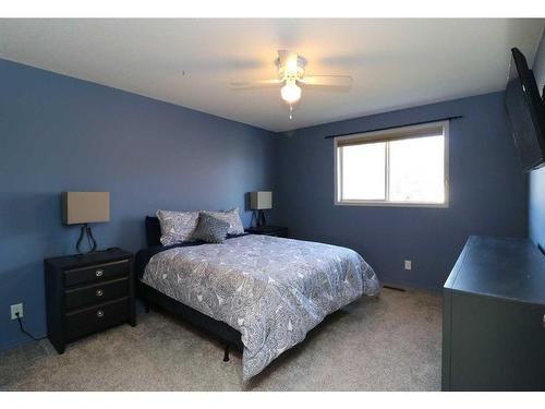 42-567 Edmonton Trail Ne, Airdrie, AB - Indoor Photo Showing Bedroom