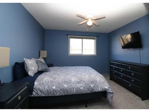 42-567 Edmonton Trail Ne, Airdrie, AB - Indoor Photo Showing Bedroom