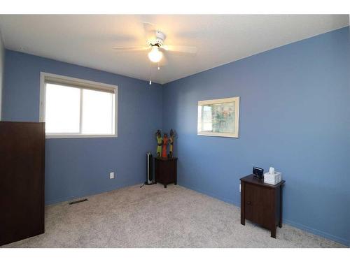 42-567 Edmonton Trail Ne, Airdrie, AB - Indoor Photo Showing Bedroom