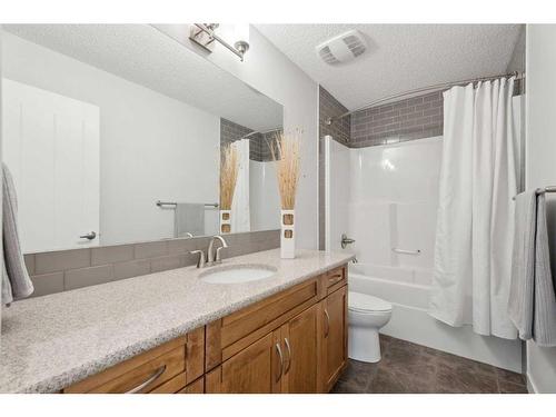 130 Reunion Landing Nw, Airdrie, AB - Indoor Photo Showing Bathroom