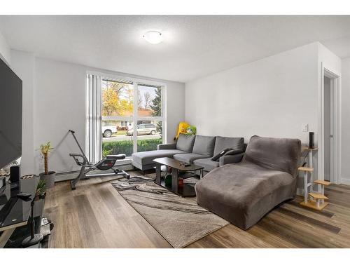 11-303 Waddy Lane, Strathmore, AB - Indoor Photo Showing Living Room