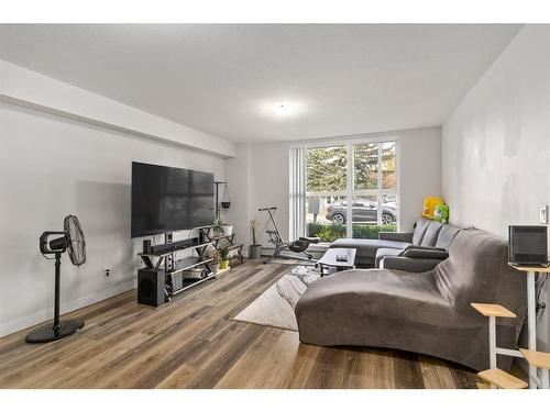 11-303 Waddy Lane, Strathmore, AB - Indoor Photo Showing Living Room