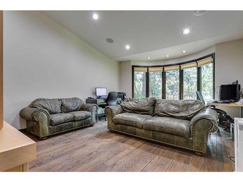 40 Eagle Ridge Place Sw, Calgary, AB - Indoor Photo Showing Living Room