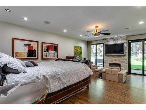 40 Eagle Ridge Place Sw, Calgary, AB - Indoor Photo Showing Living Room