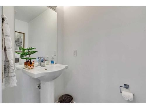 4057 Norford Avenue Nw, Calgary, AB - Indoor Photo Showing Bathroom