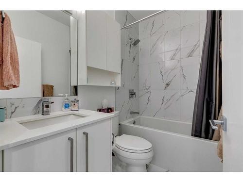 4057 Norford Avenue Nw, Calgary, AB - Indoor Photo Showing Bathroom