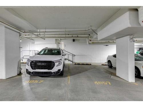 4057 Norford Avenue Nw, Calgary, AB - Indoor Photo Showing Garage