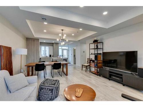 4057 Norford Avenue Nw, Calgary, AB - Indoor Photo Showing Living Room