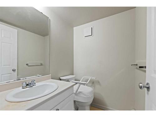 328-10120 Brookpark Boulevard Sw, Calgary, AB - Indoor Photo Showing Bathroom