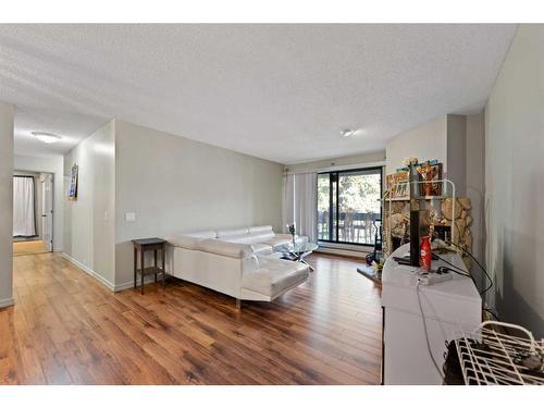 328-10120 Brookpark Boulevard Sw, Calgary, AB - Indoor Photo Showing Other Room