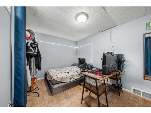 44 Crystalridge Close, Okotoks, AB - Indoor Photo Showing Bedroom