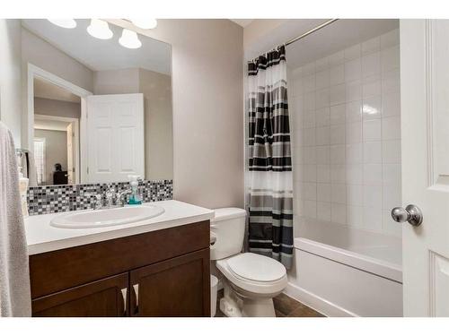 324 Windstone Gardens Sw, Airdrie, AB - Indoor Photo Showing Bathroom