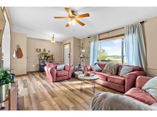 10-32501 Rr 24, Rural Mountain View County, AB - Indoor Photo Showing Living Room