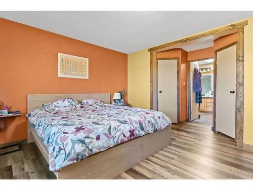 10-32501 Rr 24, Rural Mountain View County, AB - Indoor Photo Showing Bedroom